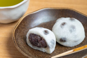 懐かしの味が再登場！職人手作りの黒豆大福